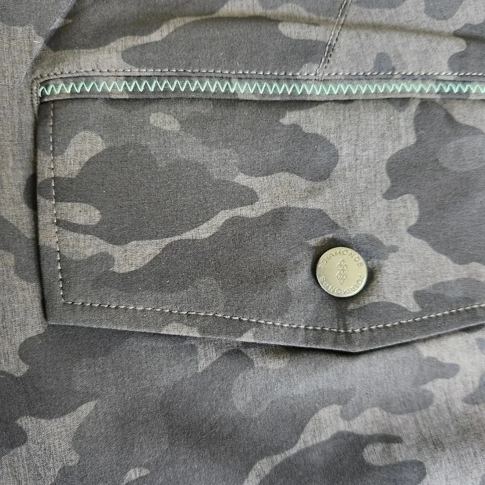 NWT || 7 DIAMONDS || performance shorts Black Camo Athletic Wear